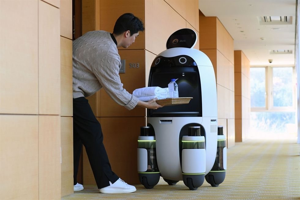 Tray service robot in a restaurant